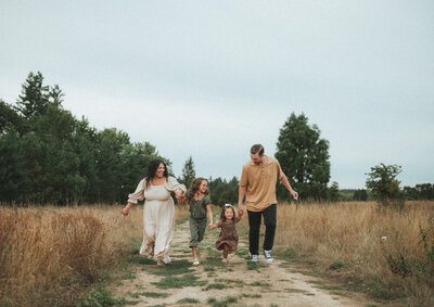 mom and dad hug while kids play