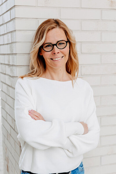 Portrait Foto von Nadine Segler, Inhaberin und Friseurmeisterin im 398 Grad Friseur.