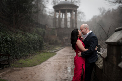 Rainy Edinburgh elopement photo with couple kissing