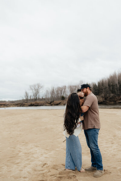 Minimal and elevated motherhood portraits with a soft, organic feel.