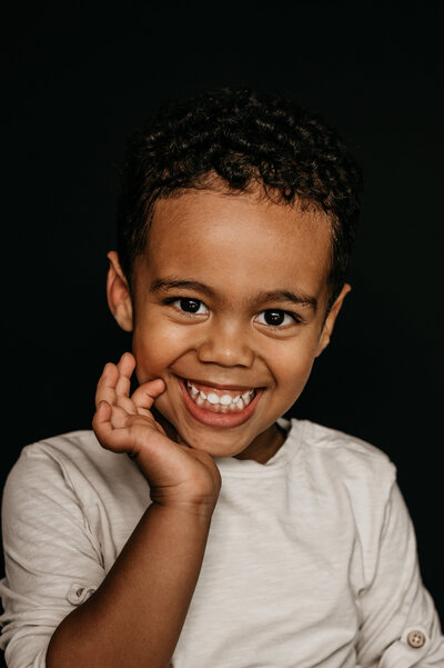 Kind portret zwart achtergrond