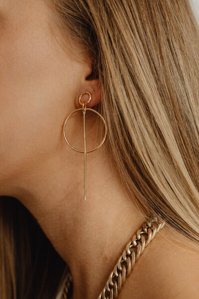 zlatá náušnice na uchu, detail krku