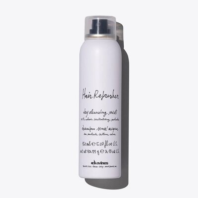 Cleansing spray to refresh and clean the hair without using water. It absorbs the excess sebum, it gives immediate body to the hair that looks airy and scented.