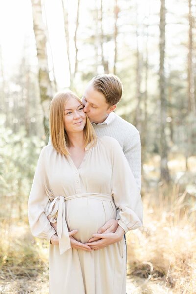 Gravidfotografering i Göteborg  en solig höstdag i en beige gravidklänning