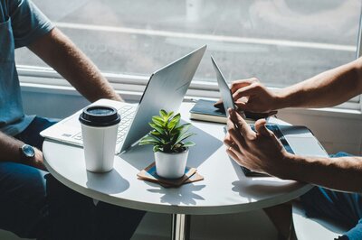 Zwei Menschen arbeiten an Computern.