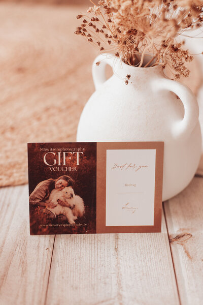 Een cadeaubon voor een hondenfotoshoot op een buitenlocatie in regio Antwerpen, Kempen of in de fotostudio te Geel. 