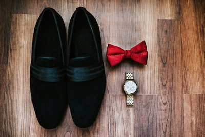 groom shoes 
