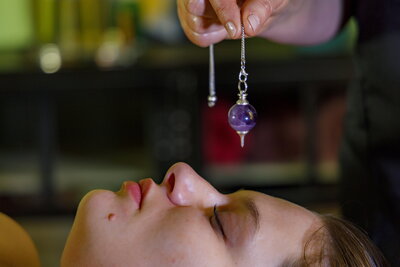 Pendule au-dessus du visage d'une femme