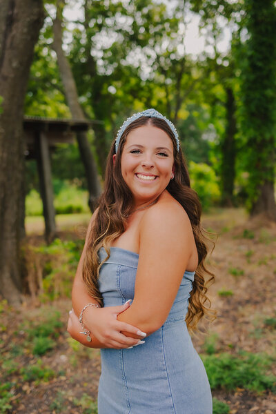 girl posing for senior portraits in dallas texas