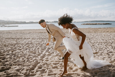 Couple running on the beach during their elopement in Cannes