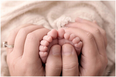 Newborn baby toes in Mom's hands  with photography near Medina 