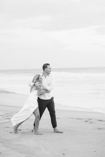 natural-playful-beach-engagement-photos