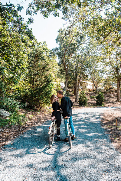 couple with bikes kiss