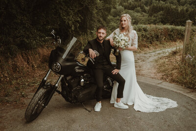 Een bruidspaar dat poseert met een Harley Davidson motor in de Belgische Ardennen