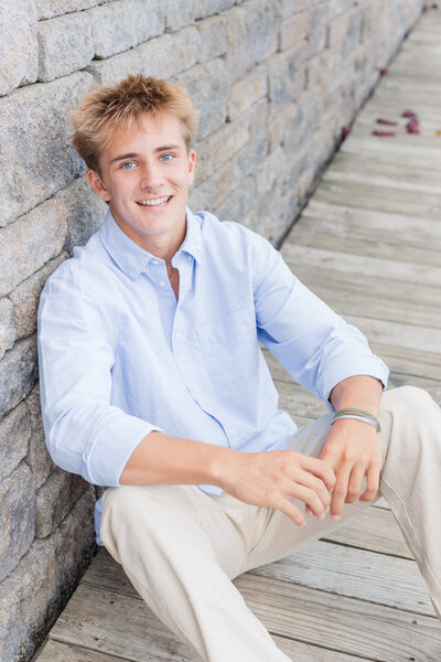 senior-boy-lean-sitting-pose-highschool-senior