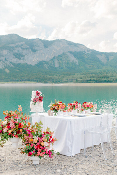 The dreamiest lakside wedding inspiration with decor from Modern Rentals, contemporary decor rentals based in Calgary, AB. Featured on the Brontë Bride Blog.