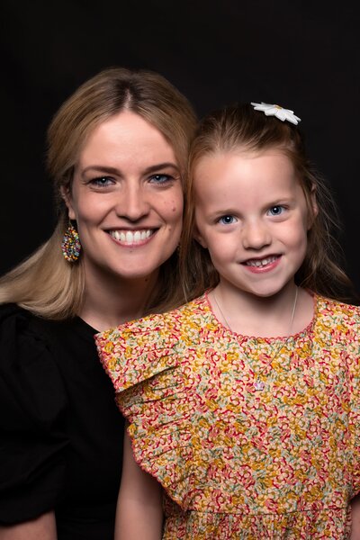 Moeder en dochter poseren samen tijdens een warme en spontane fotoshoot in de studio van Studio 2Shoot in Eijsden.


