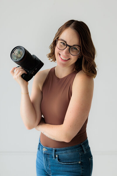 Tampa wedding photographers Sarah & Ben holding hands and smiling