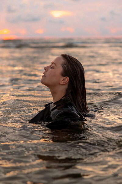 Professionele branding fotograaf maakt foto’s voor vrouwelijke ondernemer Mariska Studio Lente op het strand met de zonsondergang