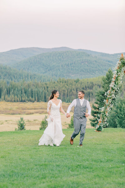 bride-groom-hand-in-hand-mountain-wedding-ceremony