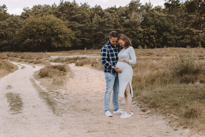 Zwangerschapsfotoshoot als koppel op de heide