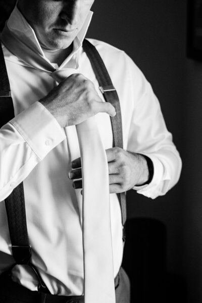 destination wedding in washington black and white photo of bride and groom kissing