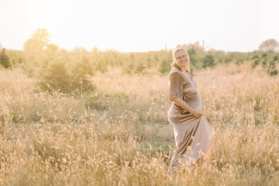 Christmas maternity photos by Chicago Christmas photographer Kristen Hazelton