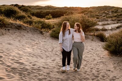 Koppel in de duinen van Noordwijk tijdens een lifetsylefotoshoot