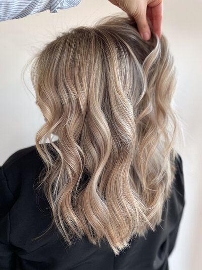 Haarkleuring, balayage en foilayage, haar snit en brushing, haarkapsels. Krullen kapper, haarsalon Beezel Antwerpen.