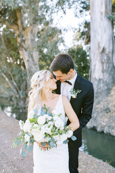 bride and groom eskimo kisses