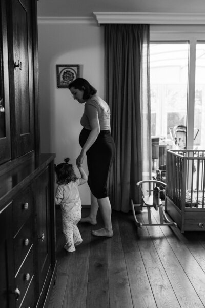 gezinsfoto thuis drie kinderen op de slaapkamer lachen 