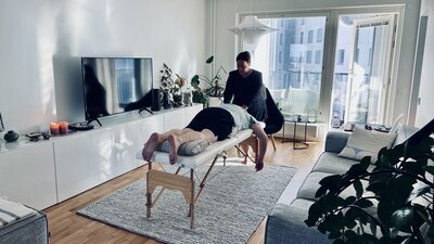 Äänimaljahoitojen mukava ympäristö. Kuvassa näkyvä hoitopöytä luo täydellisen tilan rentoutumiseen ja kehon hoitoon.