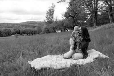 Warm and organic family session with soft tones and connection-driven posing.