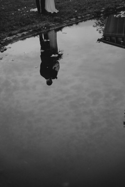 Bröllop på Rosendals Trädgård i Stockholm, brudpar i reflektion 