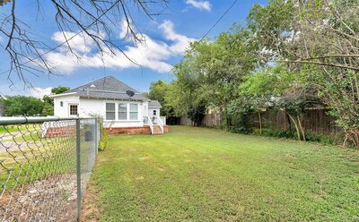 Spacious yard of this 3-bedroom, 2-bathroom vacation rental home near the Silos and Baylor in Waco, TX