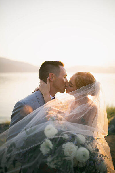 couple kissing
