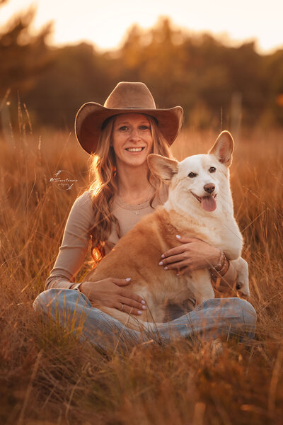Vrouw en corgihond in westernoutfit tijdens een hondenfotoshoot met MSwitsersphotography. Hondenfotograaf in de Kempen
