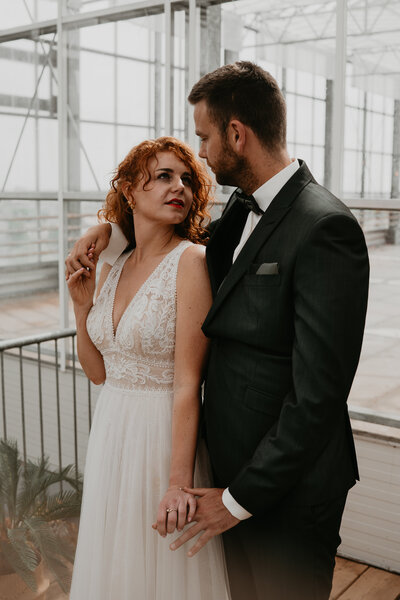 liefdevol moment tijdens het trouwen