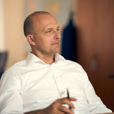 Decretive book shelve with flowers