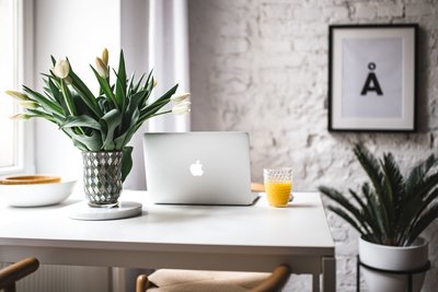 kaboompics_stylish-workspace-with-macbook-pro-4903