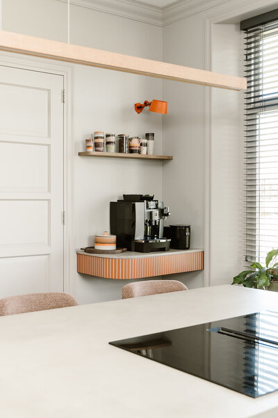 Close-up van een stalen raam dat een kunstwerk omlijst, een stijlvol detail in een interieurontwerp van LOOSZ