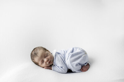baby boy in newborn picture - phptography studio
