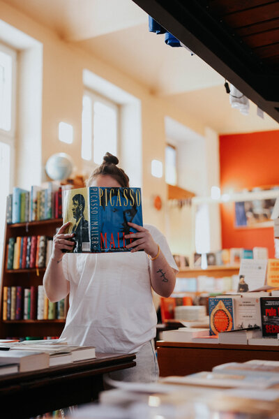 Jessie reads a picasso book