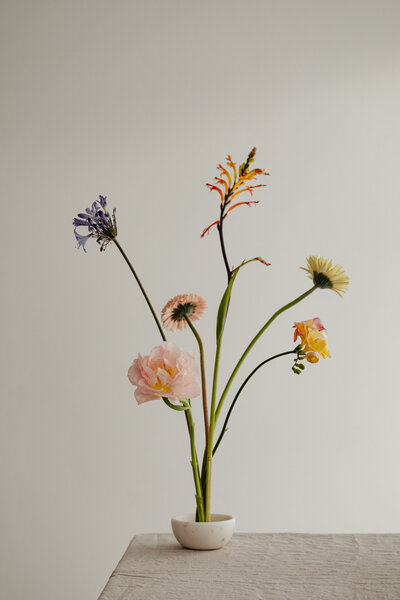 kaboompics_easter-delights-spring-flowers-and-minimalist-tableware-29950