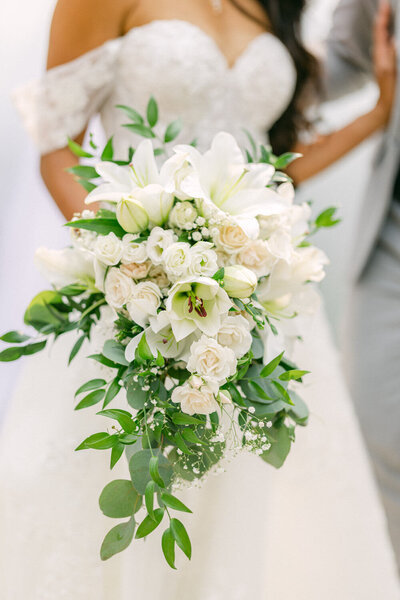 Capture the beauty of a bride holding her bouquet on her wedding day in Banff. A perfect moment of elegance and natural charm amidst the stunning backdrop of the Canadian Rockies.