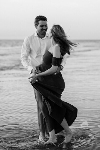 Zwangerschap fotoshoot Leiden met man en zwangere vrouw op het strand