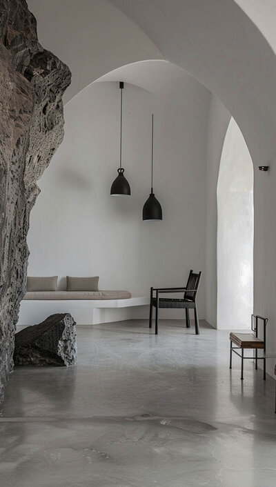 cal1an__Minimalist_interior_design_of_an_arched_white_wall_on_30b5405f-91dc-4e2d-be4e-c96a753ffef6_1