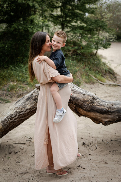 zwangersschapsshoot moeder en zoon