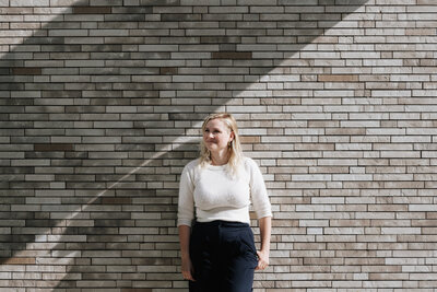 (interieur en ingenieur-) Architect mélanie Seghers zit aan terrazzo werkblad van the pink restaurant te Antwerpen