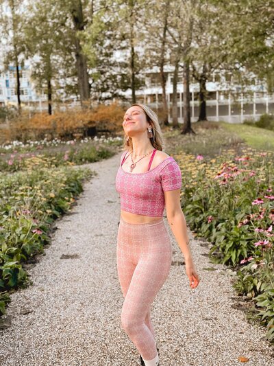 Vrouw wandelt mindful in het park in de zomer